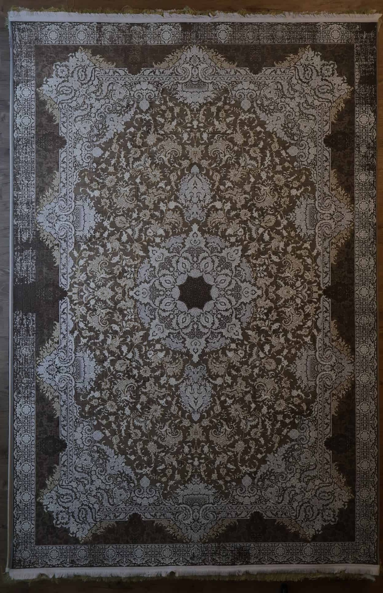 Persische Esfahan Maschinenteppich, braun, florales Medaillon