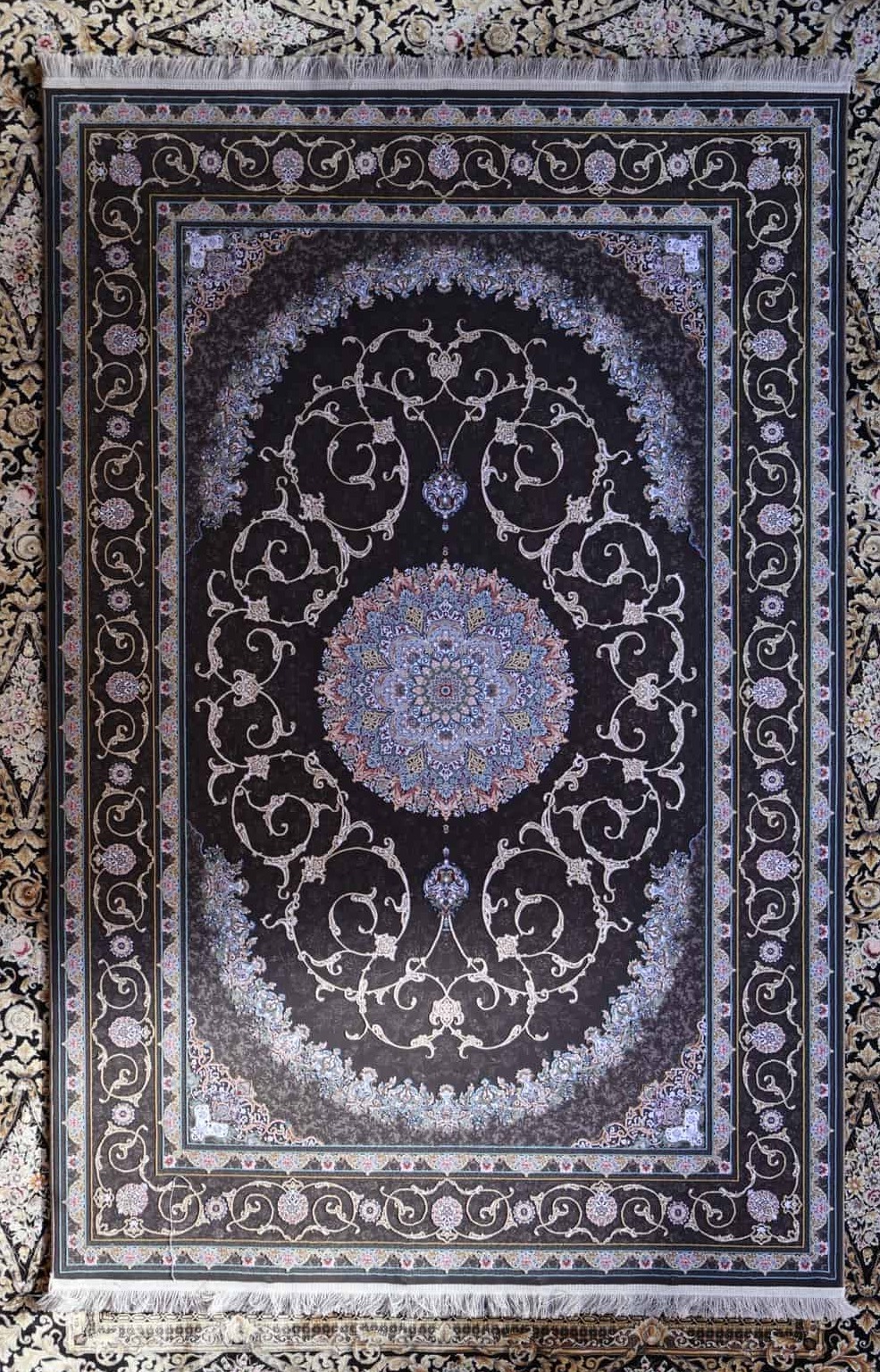 Persischer Teppich, dunkelgrau, Medaillon, florales Muster