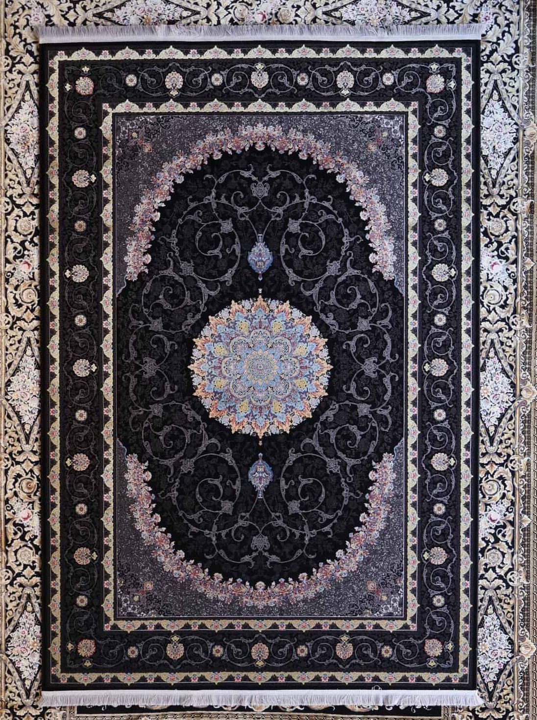 persische maschinenteppich, schwarz, Medaillon-Blumenmuster