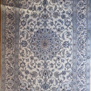 Persische Nain Handgeknüpftteppich, crème, blaues Medaillon