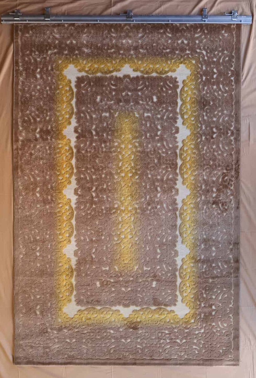 persischer maschinen teppich, beige braun, gelbe Bordüre