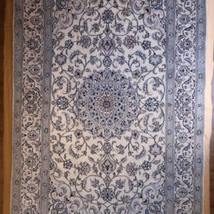 Persische handgeknupfteppich, creme, blaues Blütenmuster