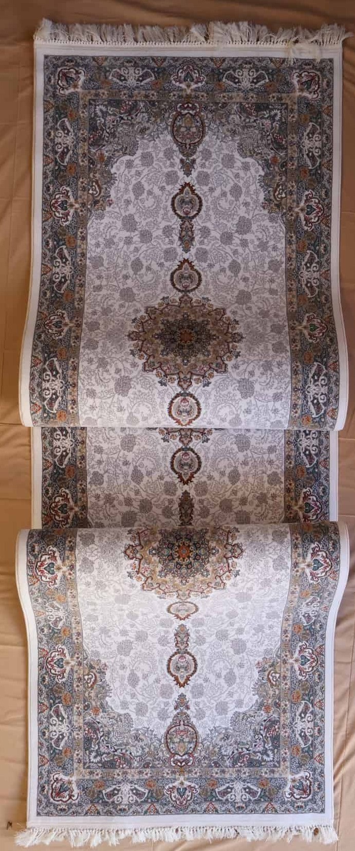 Persischer Teppich, hellgrau, florales Medaillonmuster